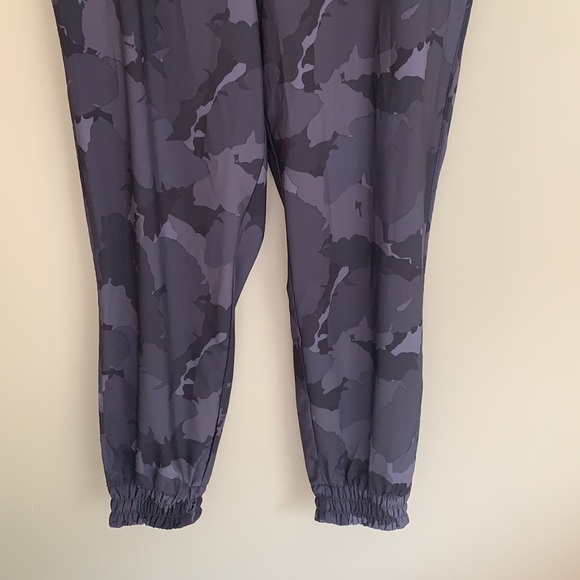lightweight camo joggers w/ front & back pockets: flattering fit - Picture 3 of 12